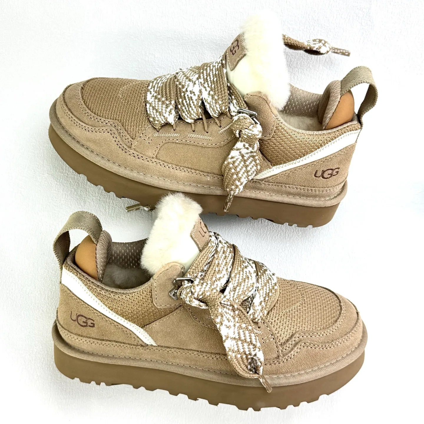 Local 💰600 supports stocking. Platform operation #UGG｜Low top 4032 Mel casual shoes, upper design, recycled ballistic canvas mesh, high-quality suede upper, two-color flat shoelaces. The inner material of the shoe is made of Longfeng sheep fur. The fur lining keeps warm and locks in temperature. The sole material is comfortable Treadlite by #UGG #EVA. Light wing outsole. Size: 35 36 37 38 39 40